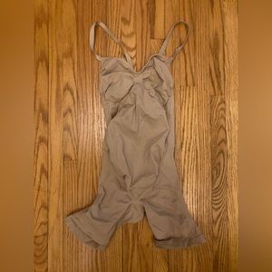 SKIMS Maternity Sculpting Bodysuit Mid Thigh L/XL